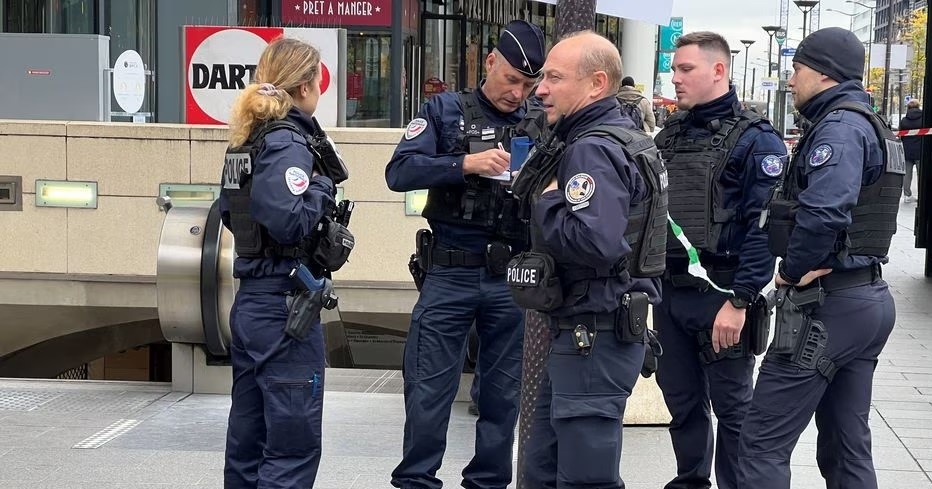 Paris: Cop shoots hijab clad woman after she screams 'allah hu akbar' at metro station in.